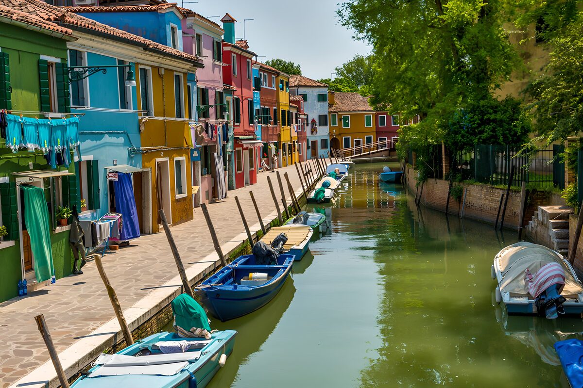 Case colorate e barche al sole