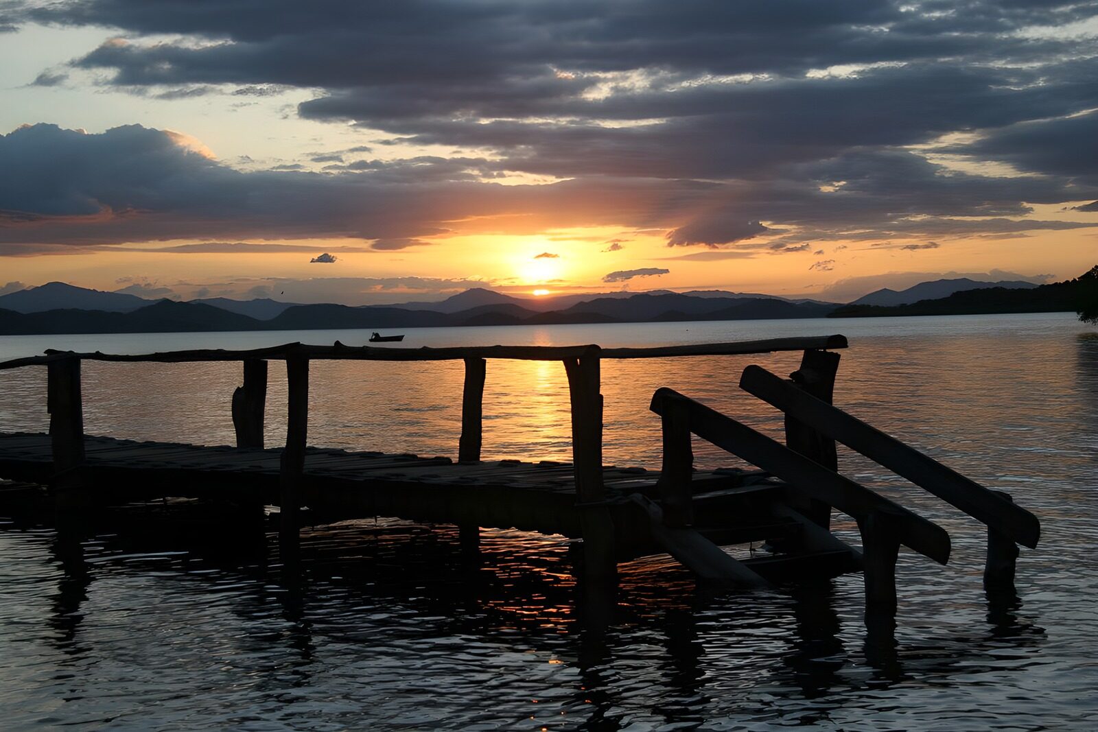 PDGIT4929398: Pontile di legno sul lago al tramonto