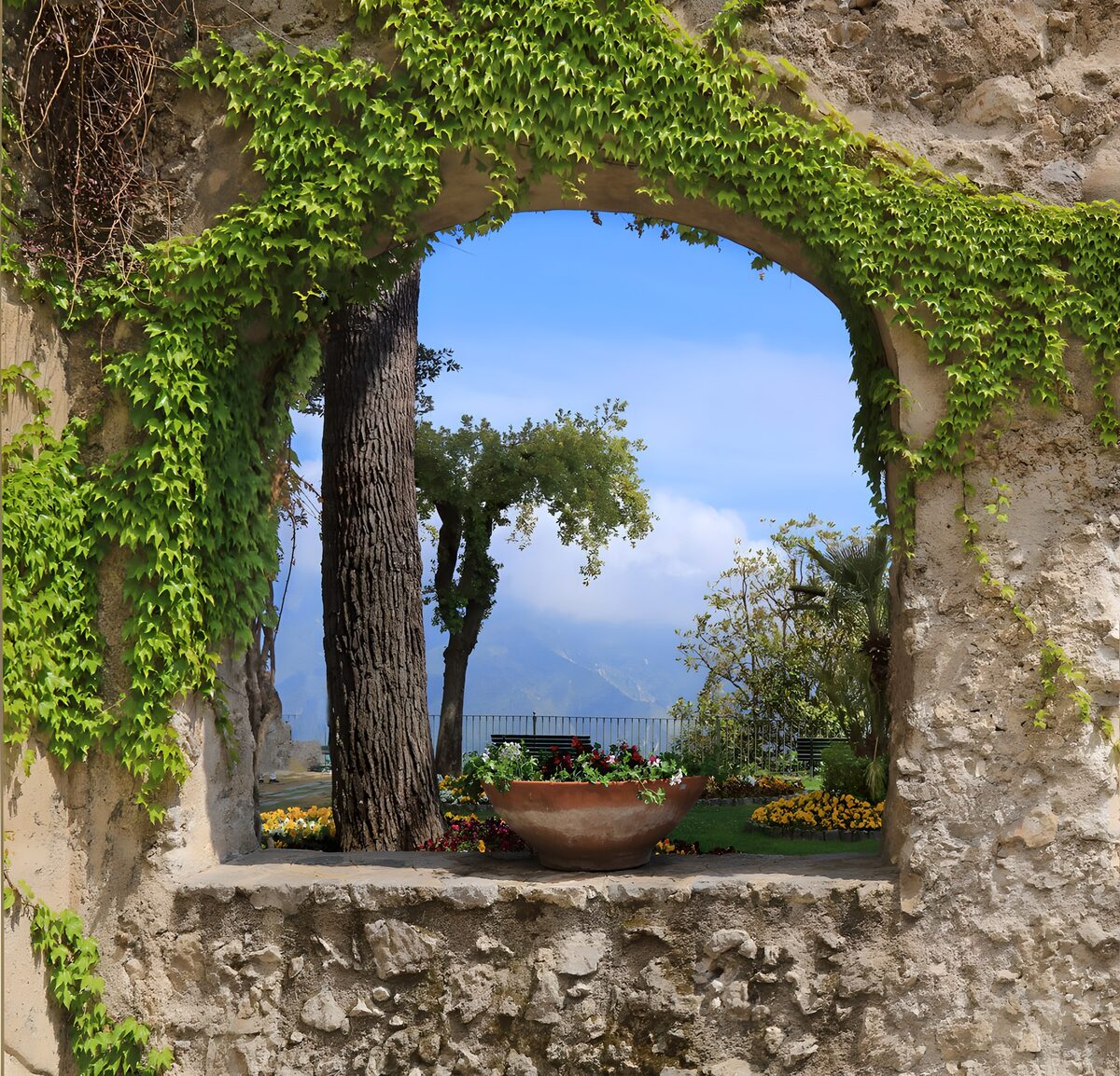 PDGIT3431918: Arco di pietra sul giardino in fiore