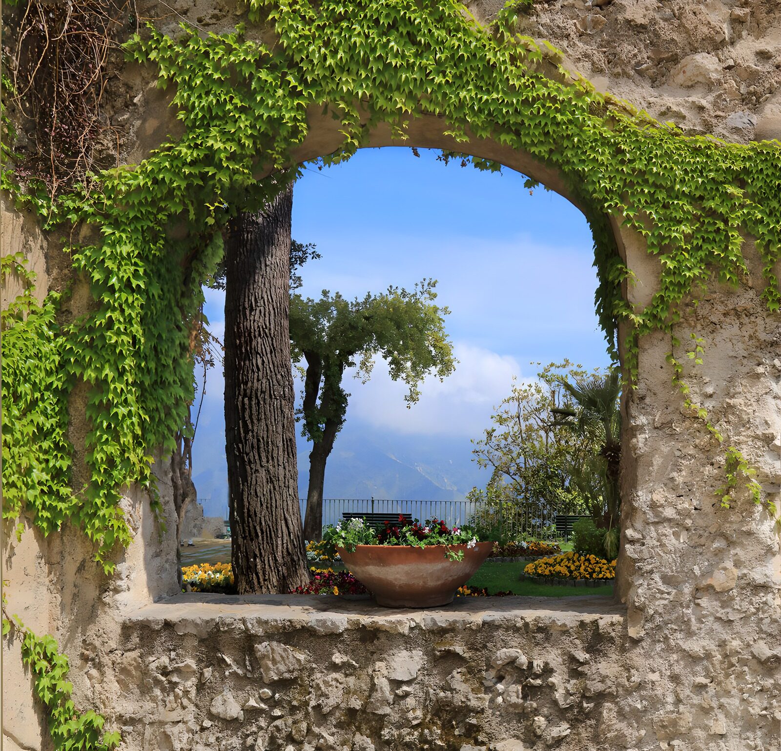 PDGIT3431918: Arco di pietra sul giardino in fiore