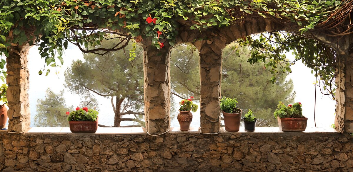 PDGIT1618451: Terrazza in pietra con archi sul mare