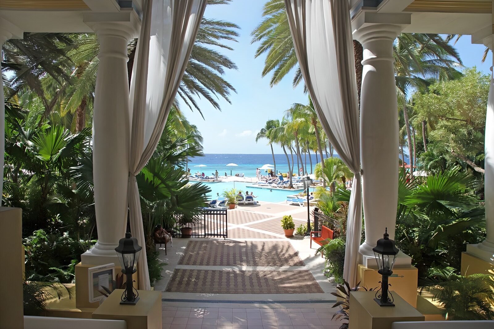 PDGIT9843051: Resort al sole tra piscina, palme e mare