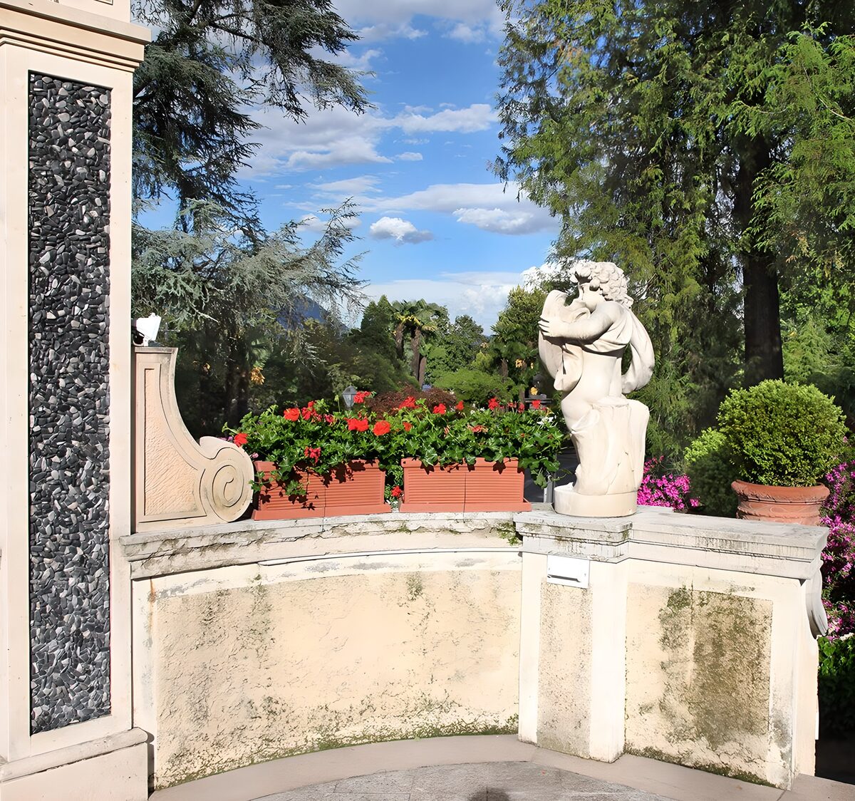 PDGIT7616055: Angelo e fiori sulla terrazza al sole