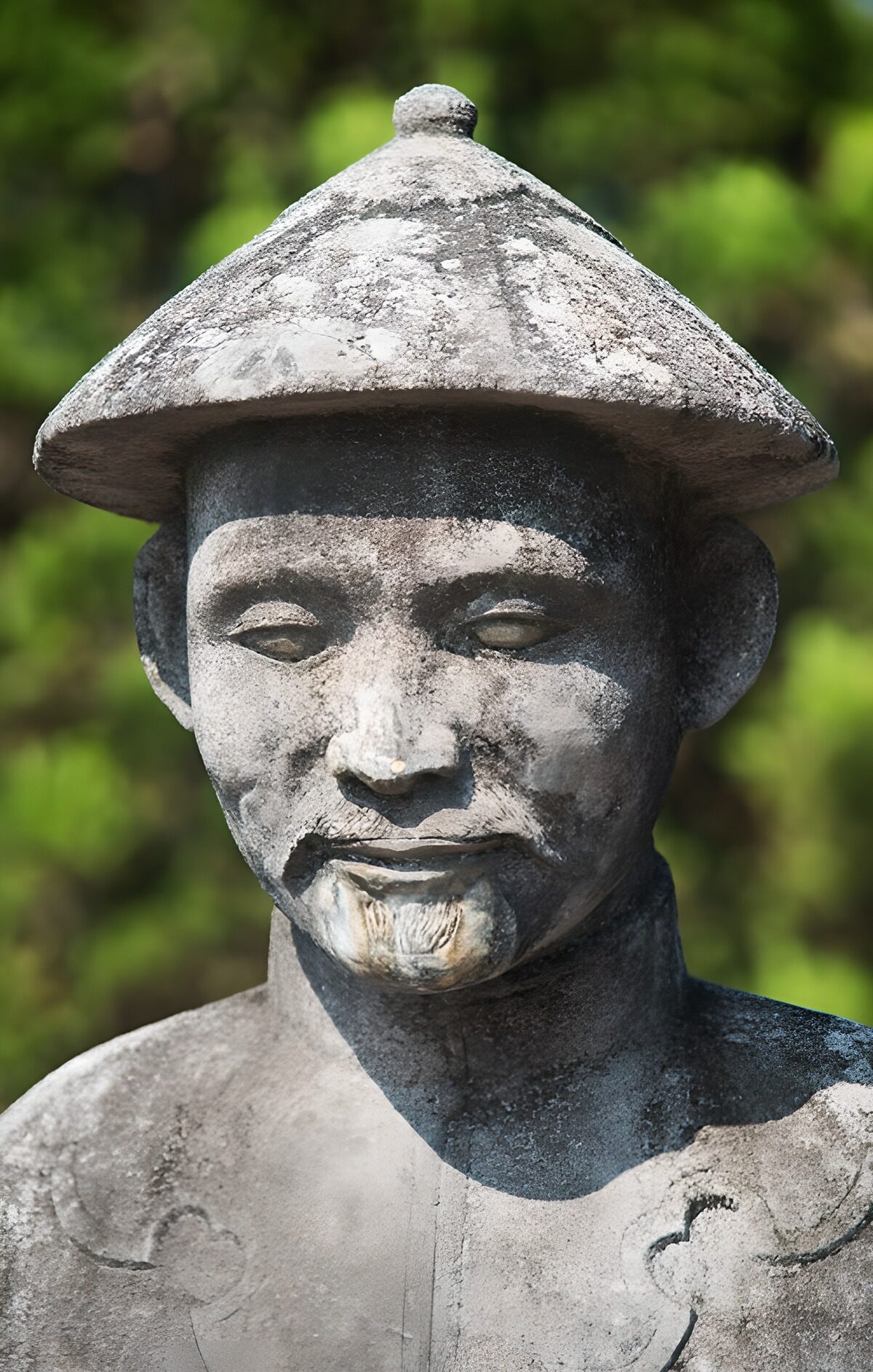 Statua di pietra dal sorriso quieto