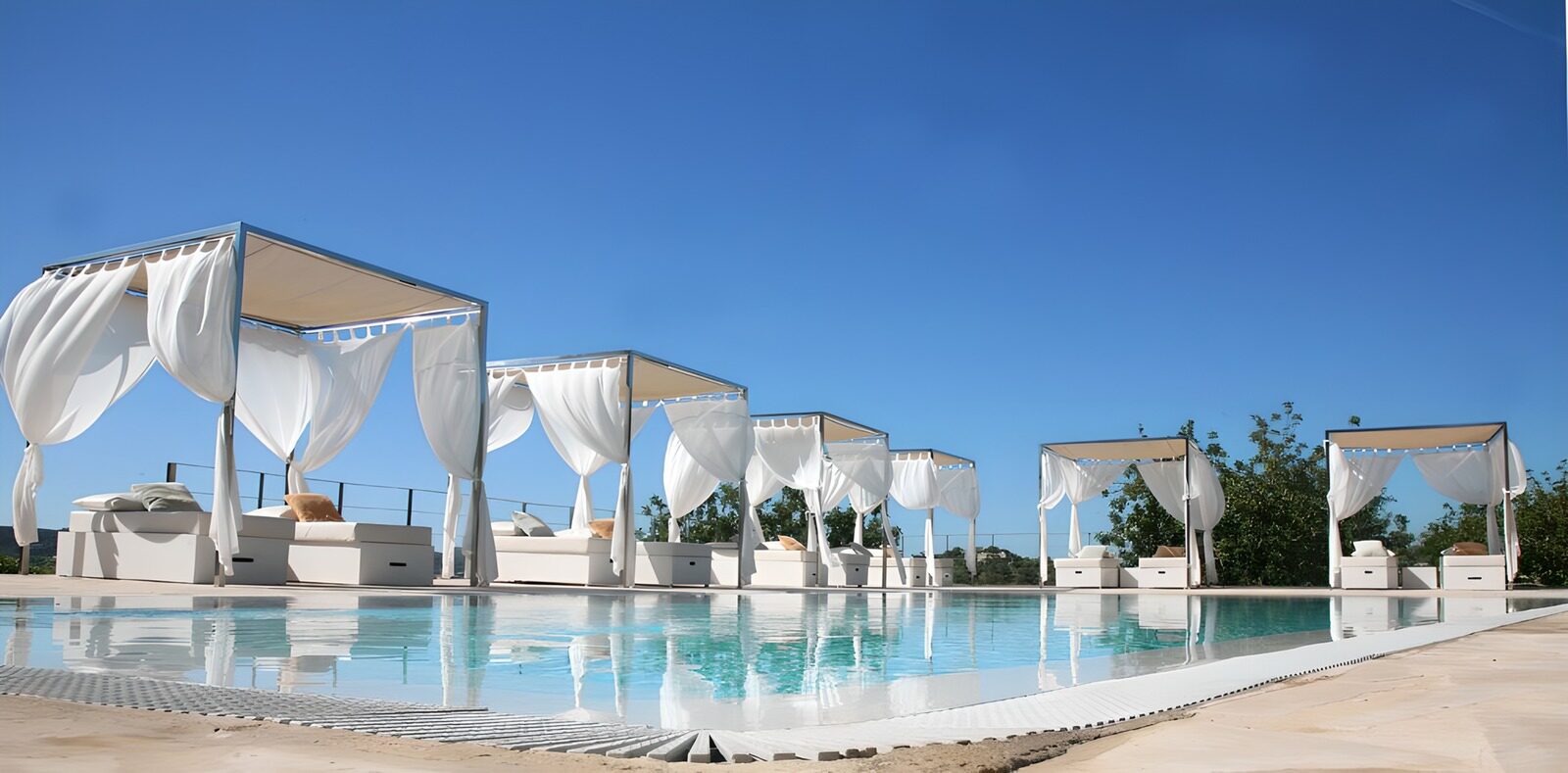 PDGIT2819994: Piscina con lettini a baldacchino