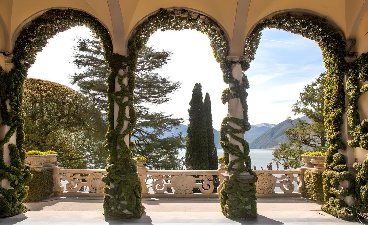PDGIT8350849: Terrazza sul lago tra archi e ombra