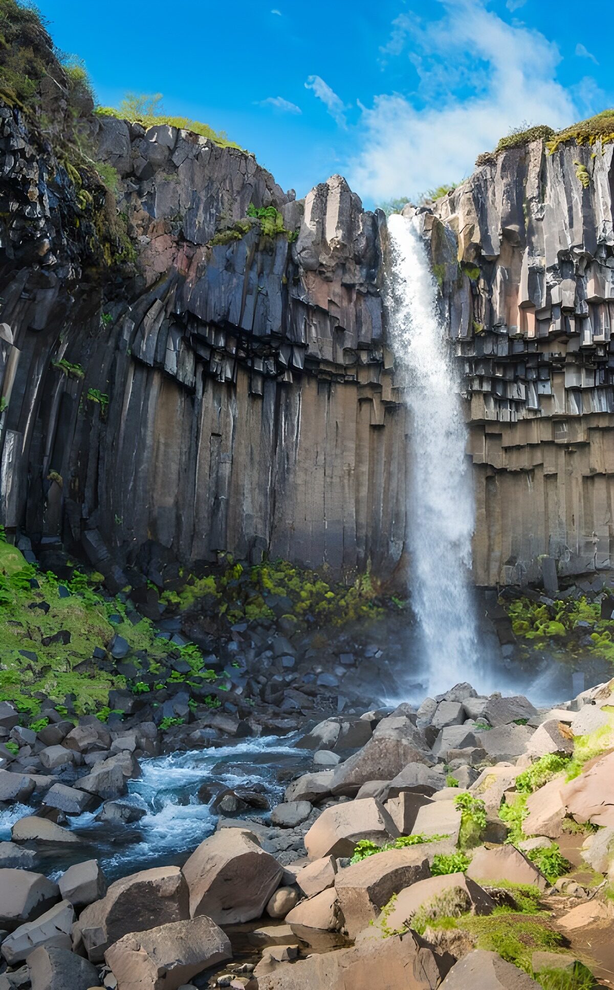 PDGIT7197297: Cascata e torrente tra le rocce scure