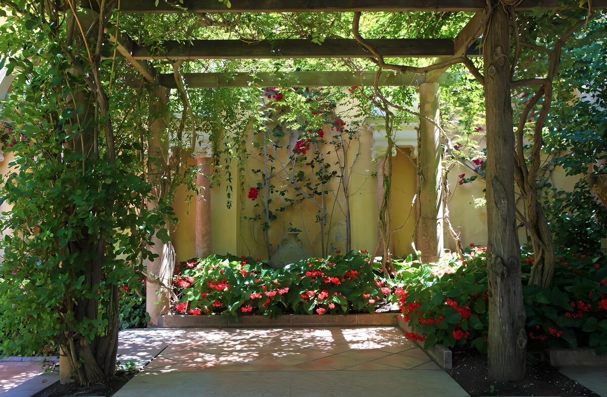 PDGIT9333933: Pergolato in legno e fiori in cortile