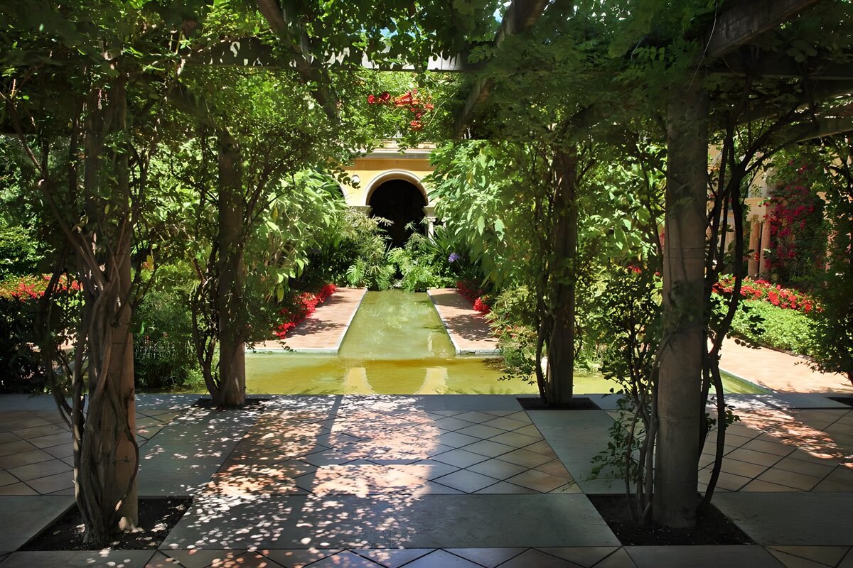 PDGIT5236597: Giardino con vasca e pergolato