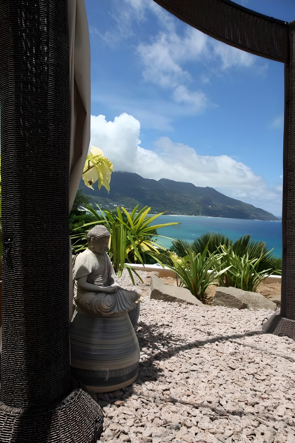 PDGIT6718029: Buddha in terrazza sulla baia