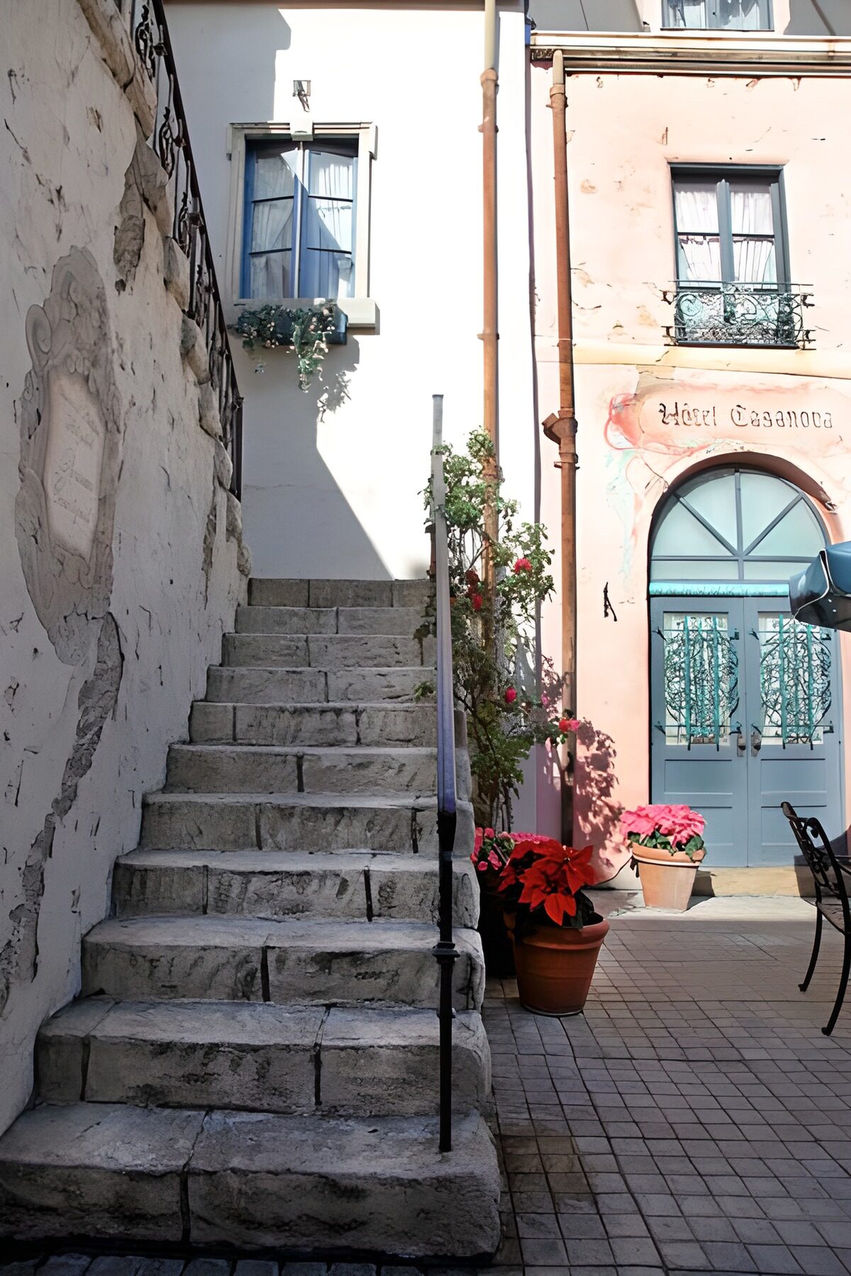 PDGIT4801413: Scale in pietra nel cortile assolato