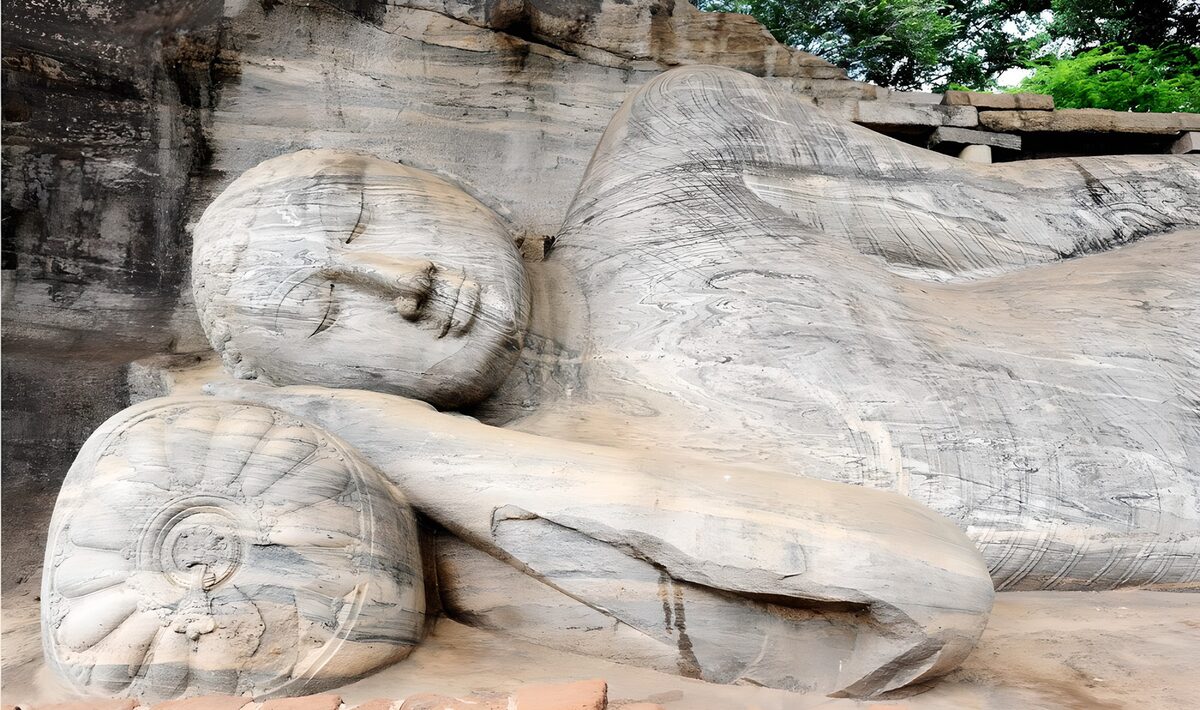 PDGIT2202519: Buddha sdraiato nella pietra chiara