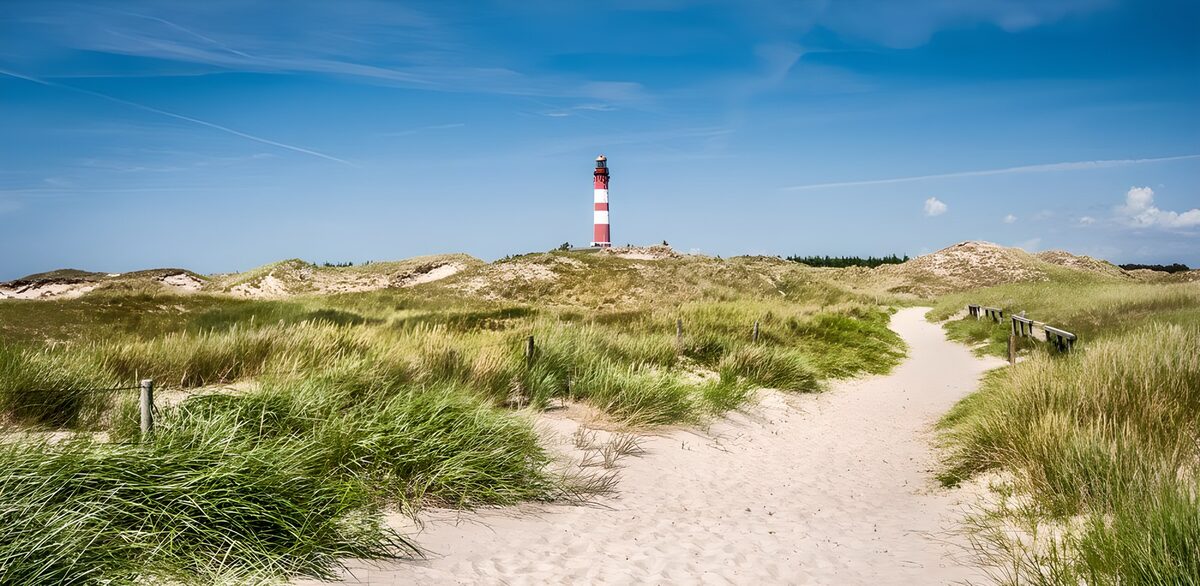 PDGIT7411685: Tra dune e cielo, il richiamo del faro