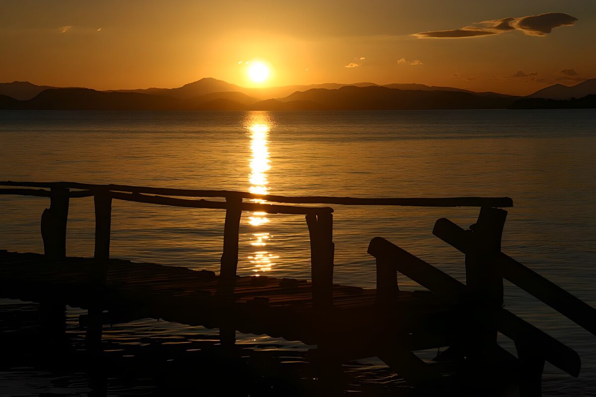 PDGIT5508773: Pontile in legno al tramonto dorato