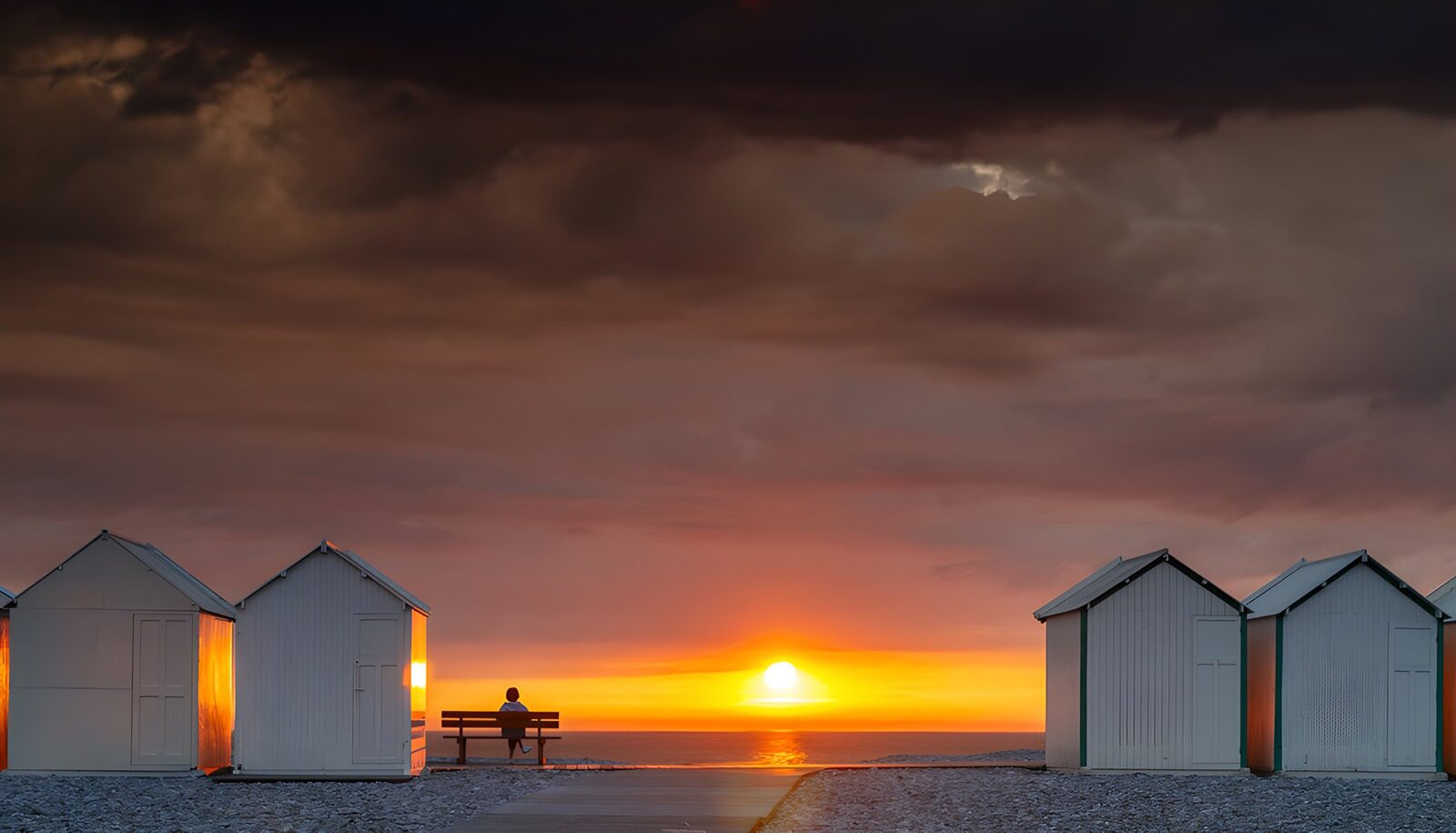 PDGIT5879790: Cabine bianche al tramonto sul mare