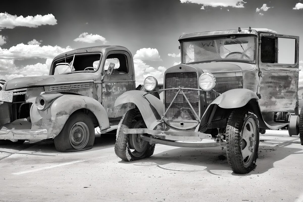 PDGIT5244791: Due camion d’epoca in bianco e nero
