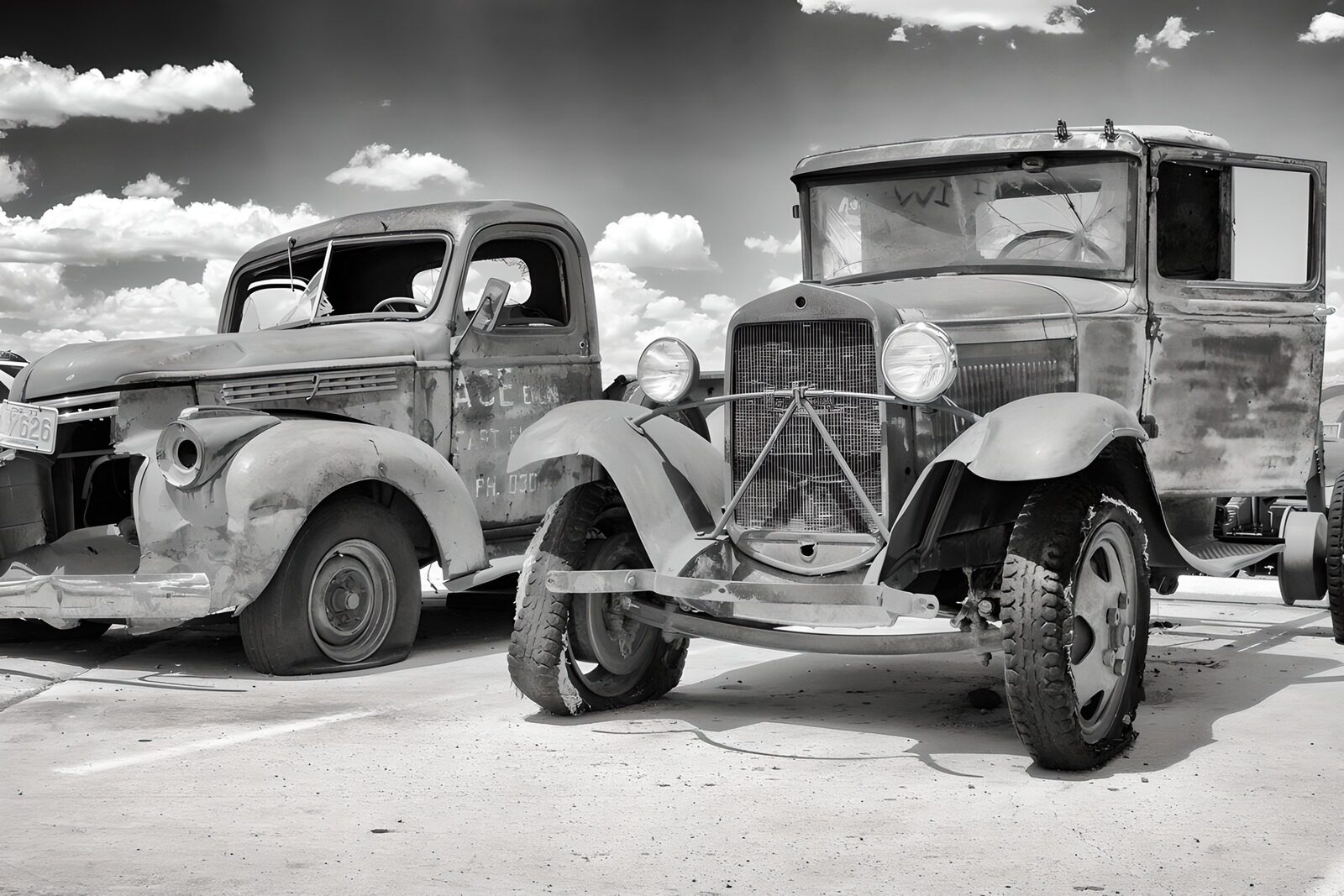 PDGIT5244791: Due camion d’epoca in bianco e nero