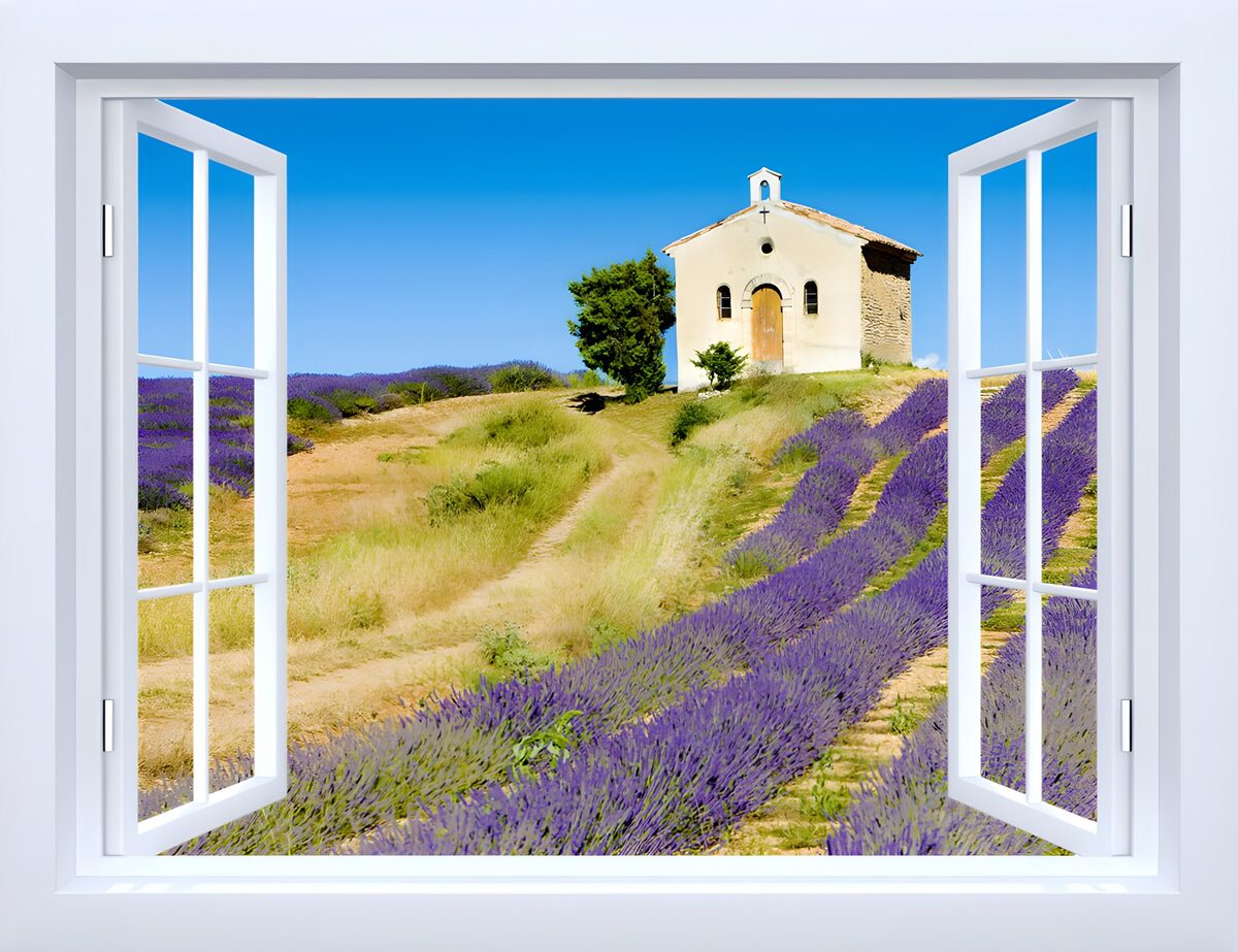 Finestra aperta su lavanda e cappella