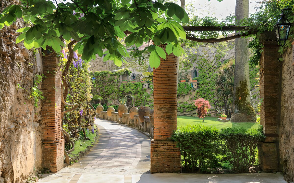 PDGIT6619883: Giardino tra pilastri e rampicanti