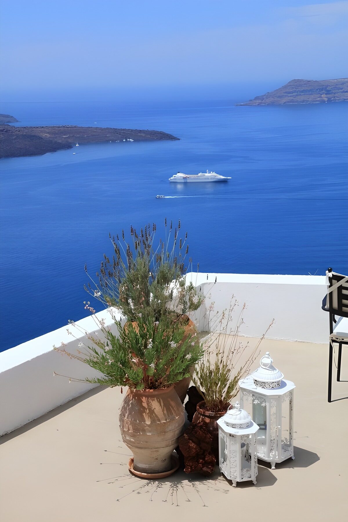 PDGIT8845935: Terrazza sulla baia tra vasi e lanterne