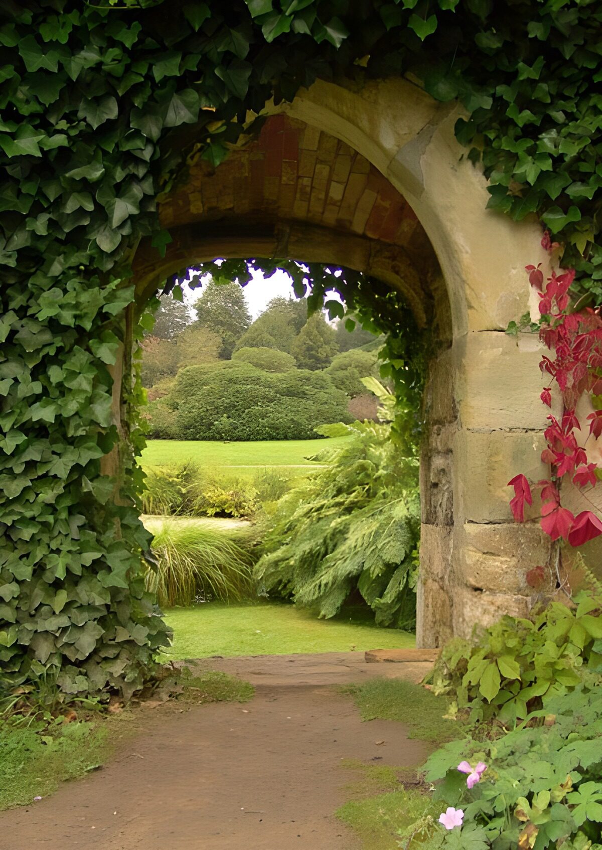 Arco in pietra su un giardino rigoglioso