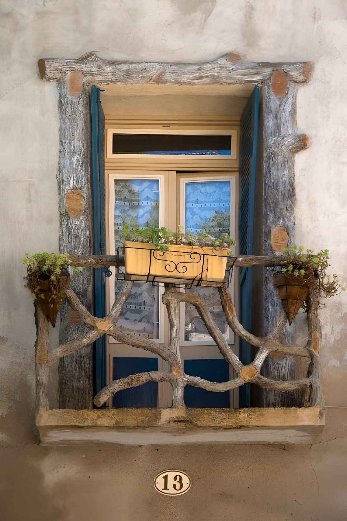 PDGIT4395325: Finestra rustica con persiane blu