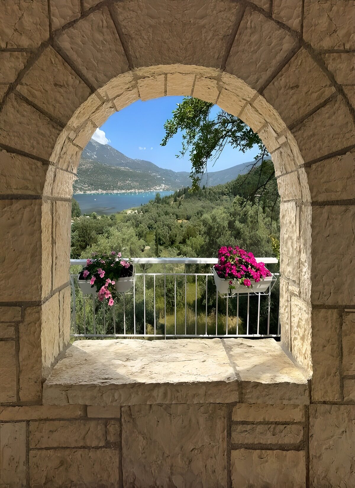 Arco in pietra e fiori sul lago