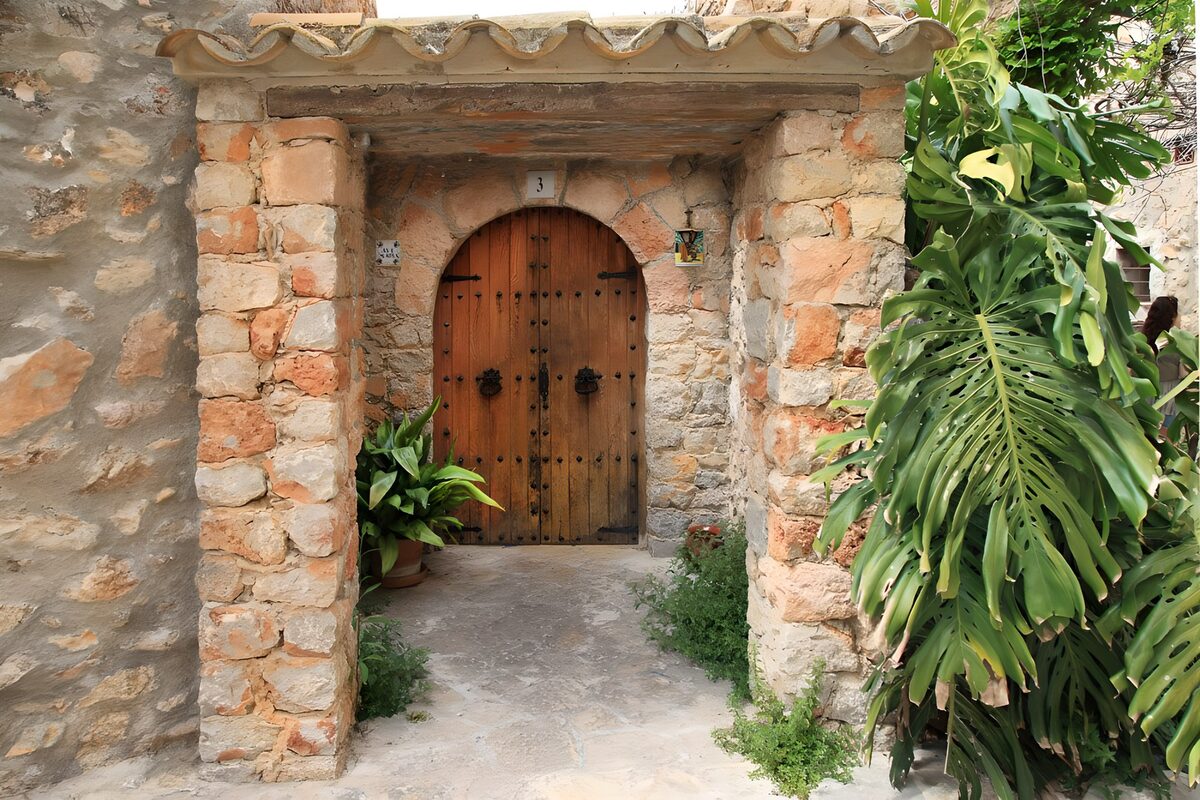 PDGIT1486634: Porta ad arco tra pietra e verde