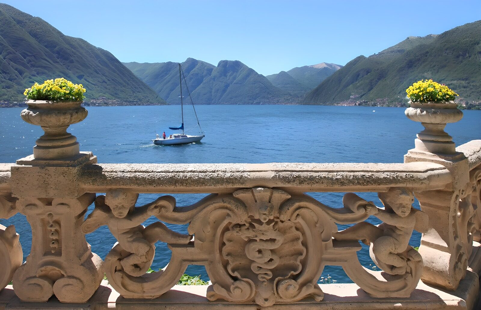 PDGIT7780665: Terrazza al sole tra acqua e montagne