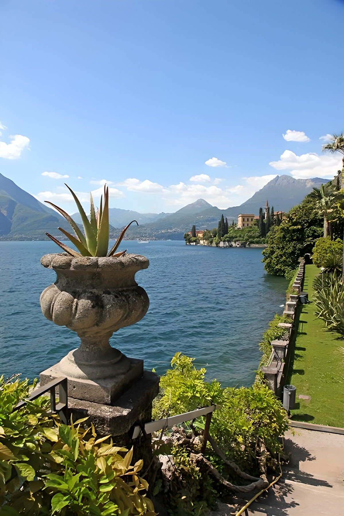 PDGIT3567680: Giardino sul lago con balaustra in pietra