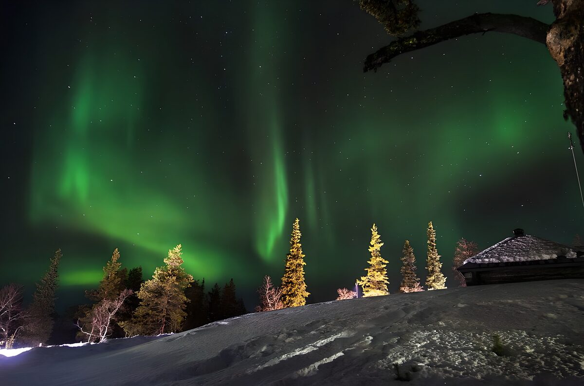 PDGIT2254279: Sipari di luce verde sulla neve