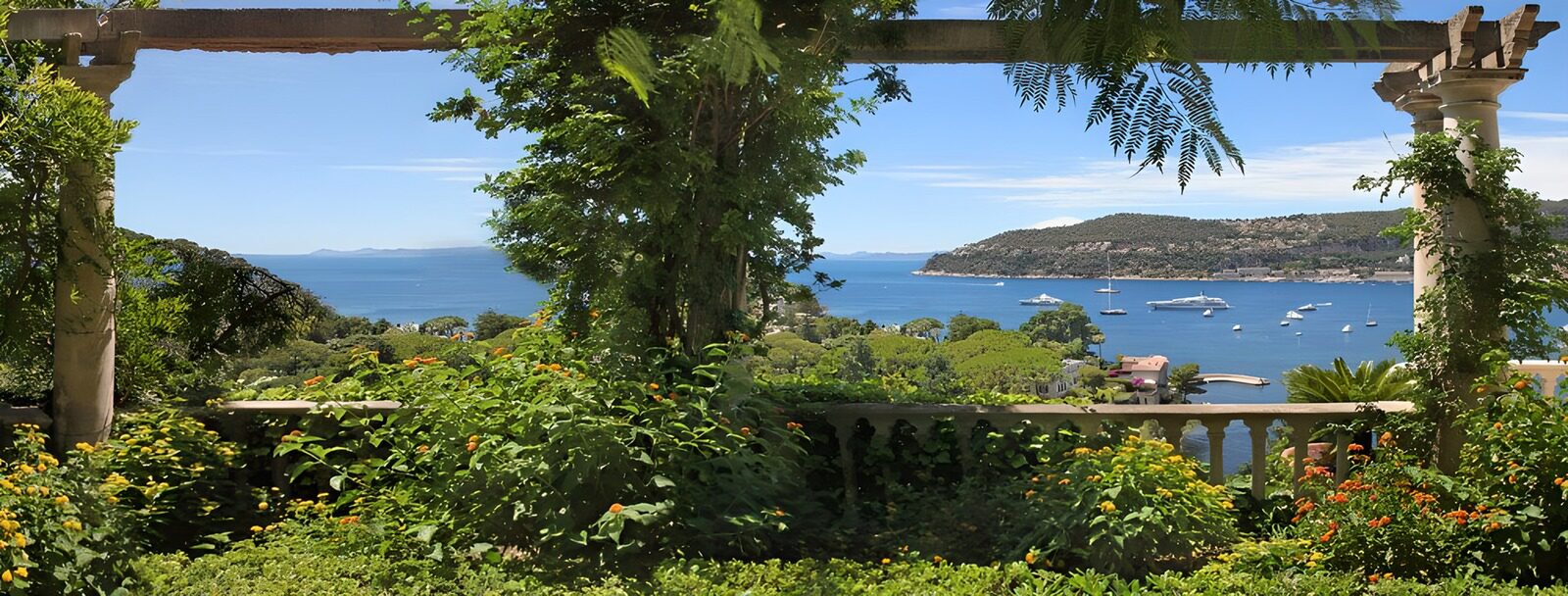 PDGIT3340548: Giardino con pergola sulla baia azzurra
