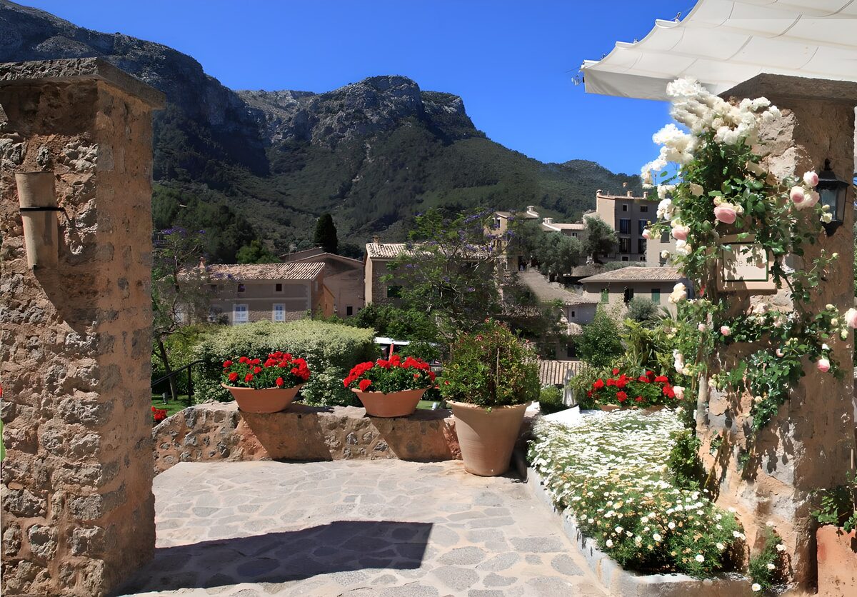 PDGIT9954912: Terrazza fiorita con vista sui monti