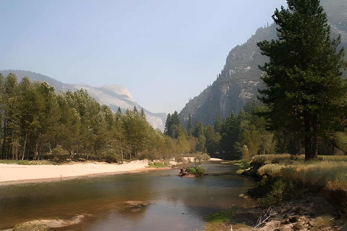 PDGIT6639739: Il fiume sussurra ai piedi dei monti
