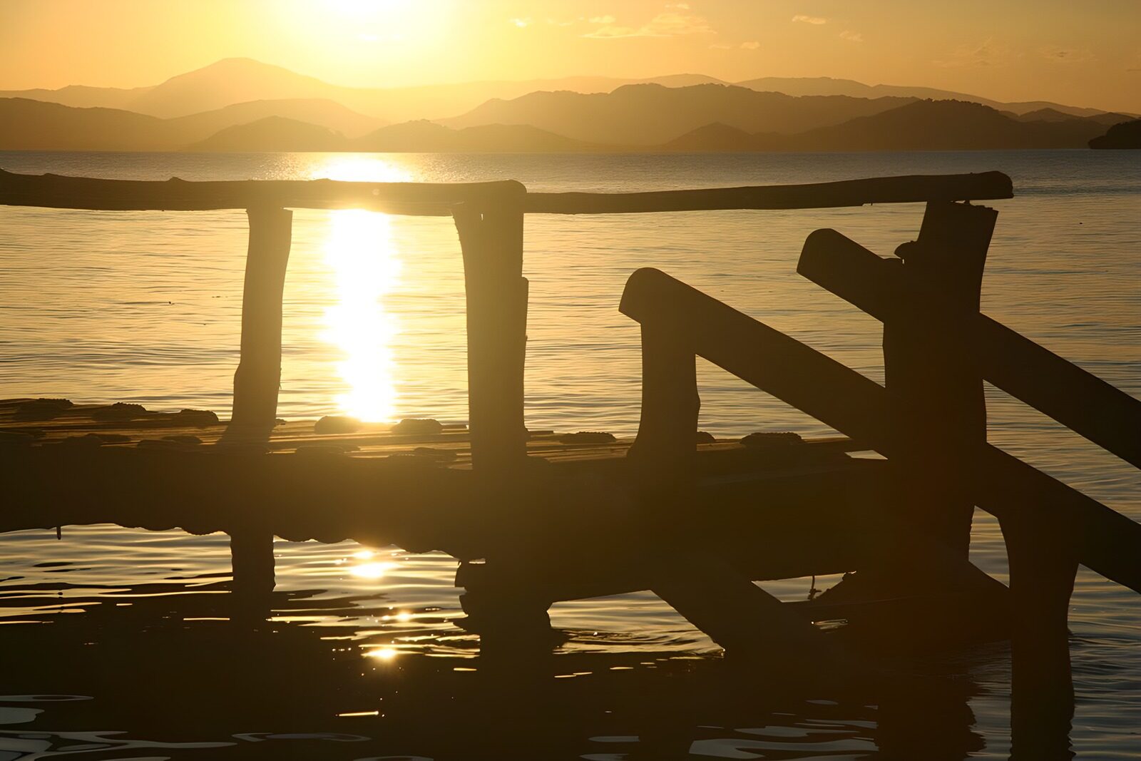 PDGIT2989156: Pontile di legno al tramonto
