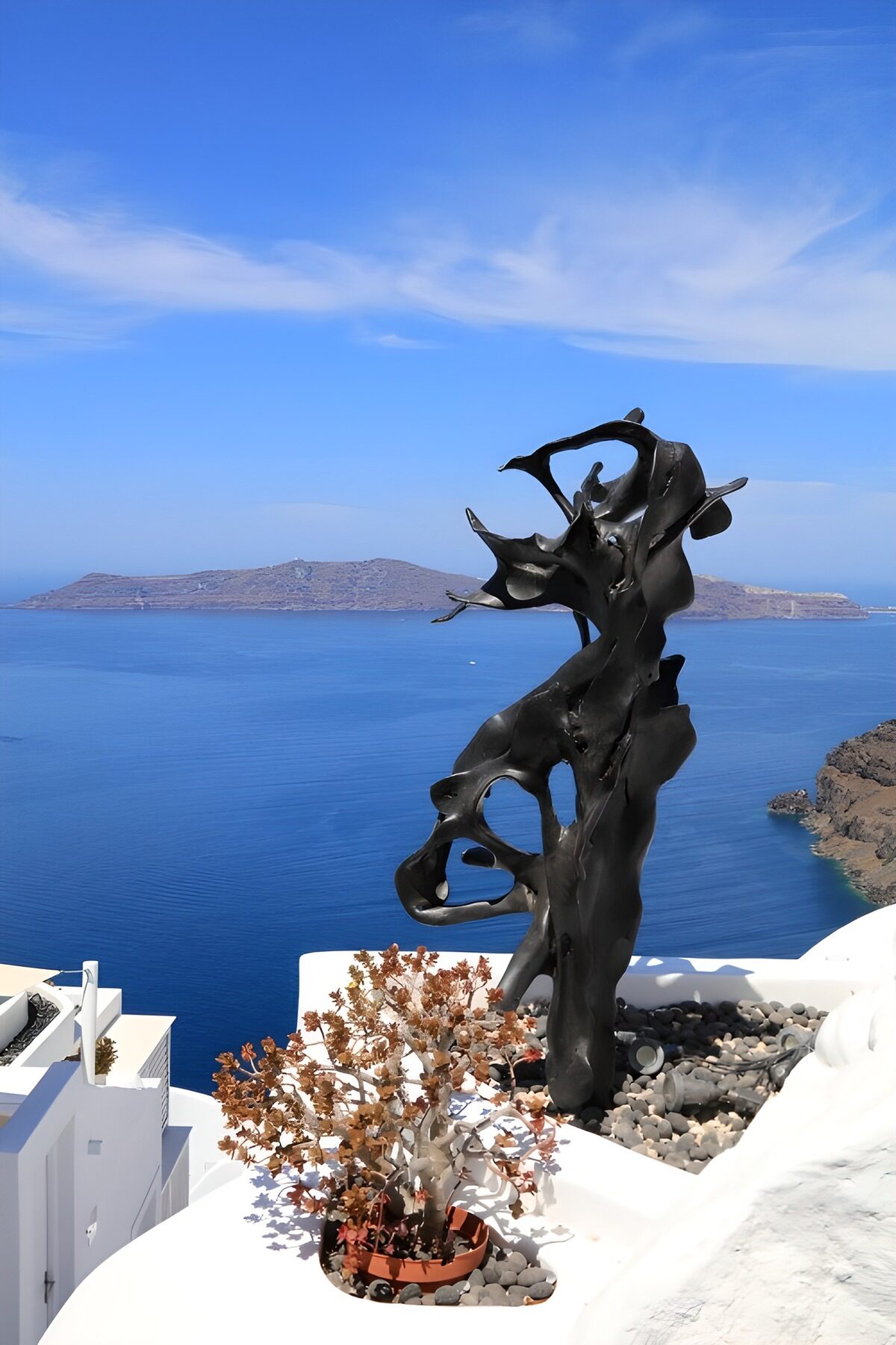 PDGIT8703742: Scultura nera sulla terrazza sul mare