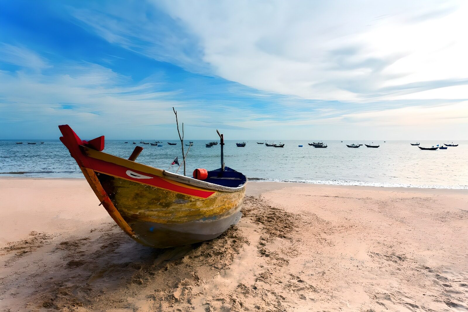 PDGIT9892896: Barca di legno sulla spiaggia