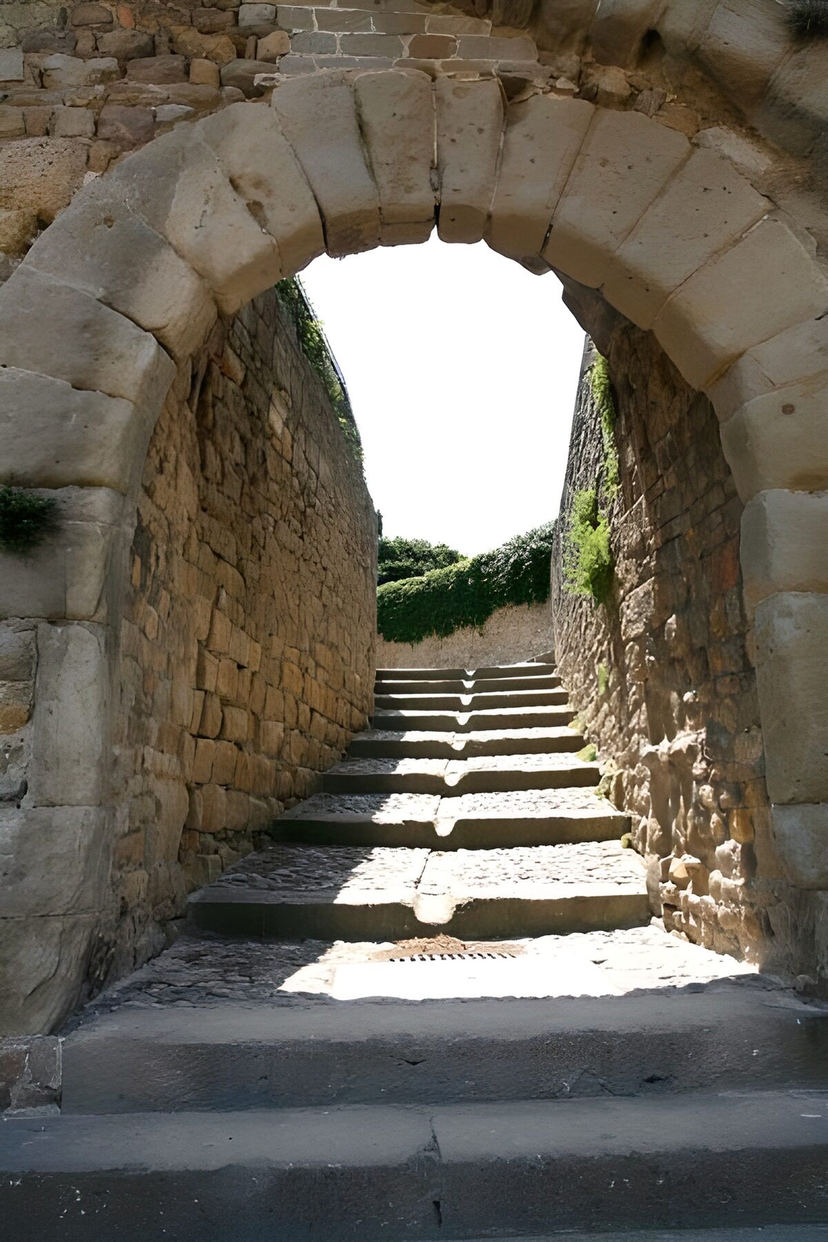 PDGIT8686054: Scala in pietra sotto un arco antico