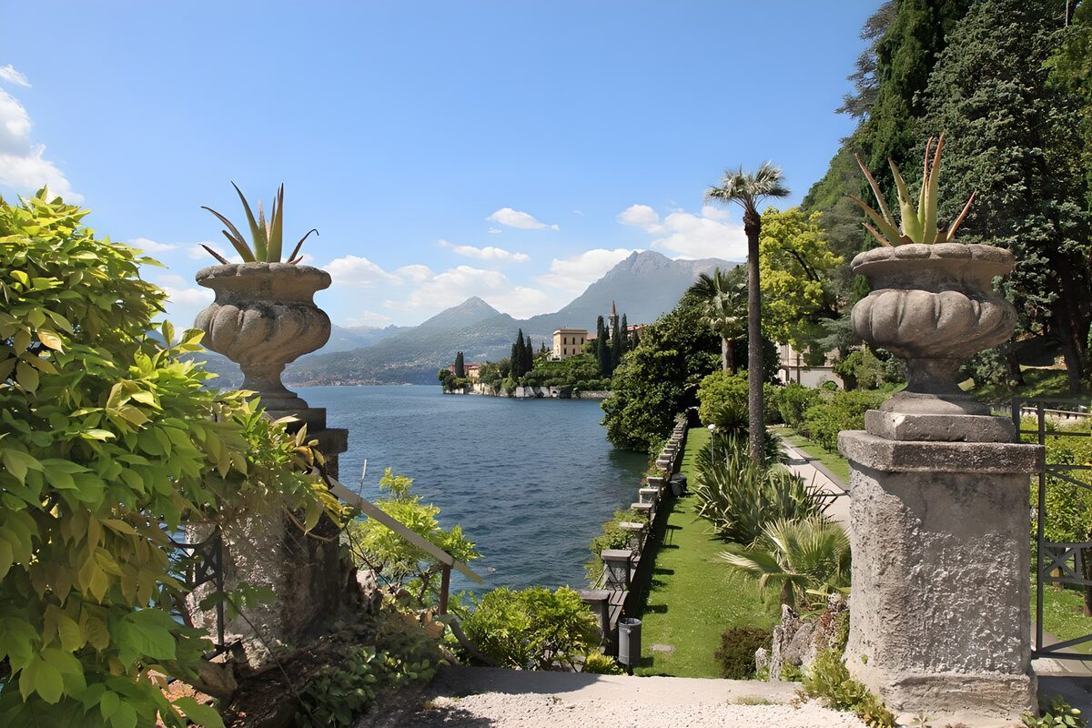PDGIT5801521: Due vasi in prima fila sul lago