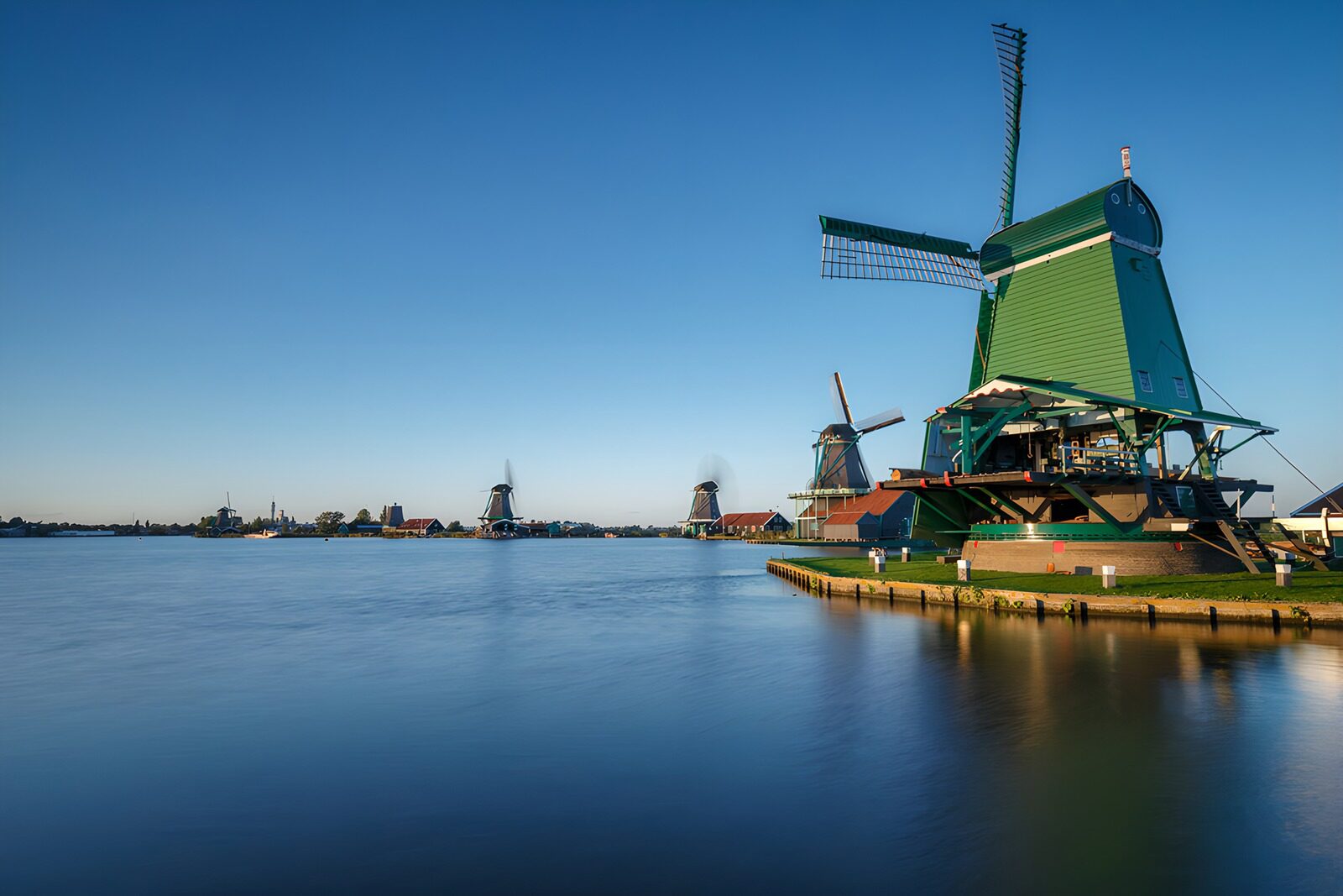 PDGIT5795747: Mulino verde sulla riva del canale