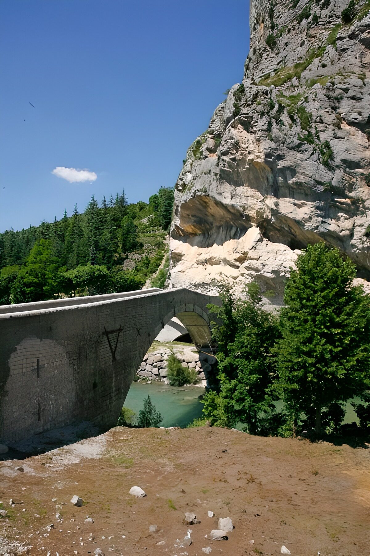 PDGIT2536074: Ponte ad arco tra fiume e roccia