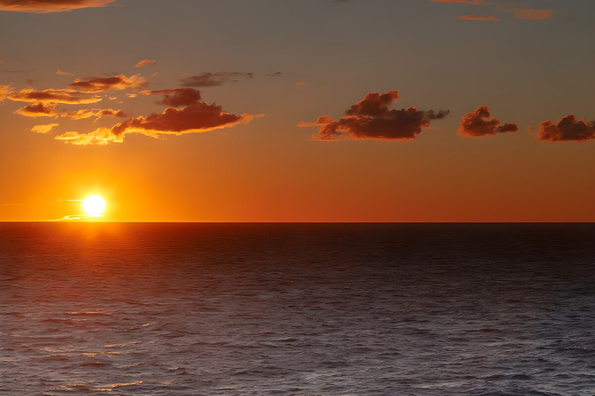 PDGIT5909711: Mare al tramonto con riflessi di rame