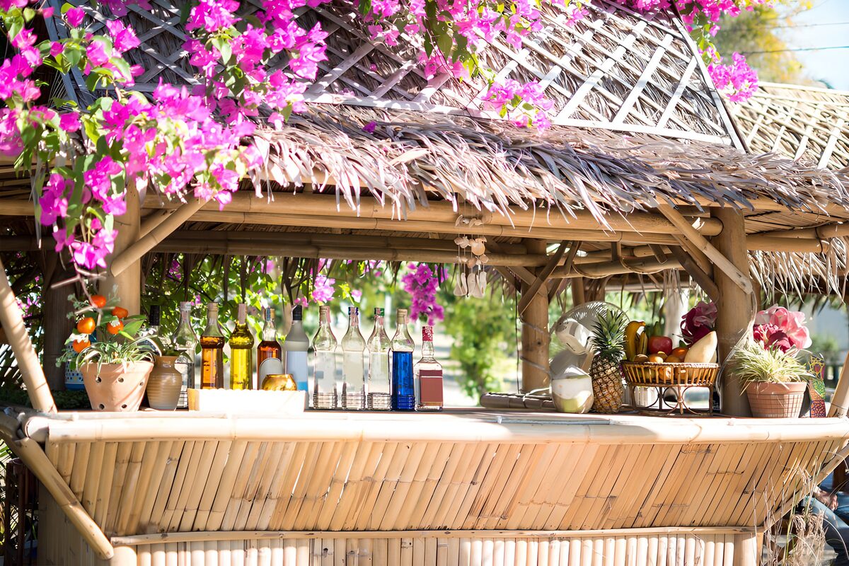 PDGIT4963238: Bar di bambù tra fiori rosa