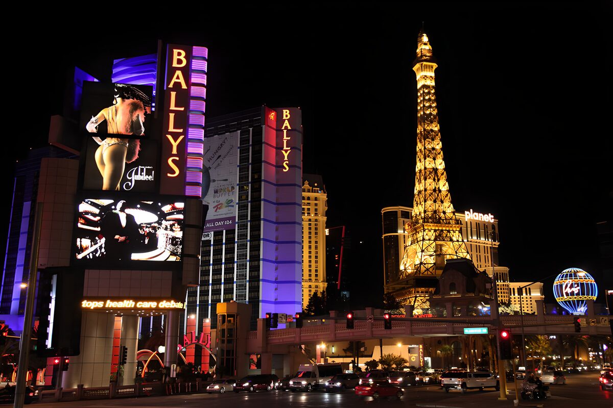PDGIT4947280: La Strip di Las Vegas tra torre e neon