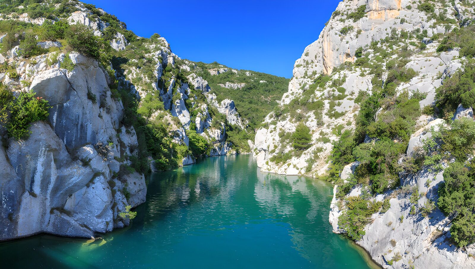 PDGIT6901919: Acqua turchese tra pareti chiare