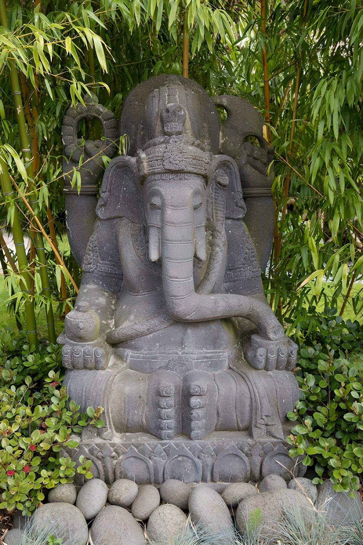 PDGIT3625679: Statua di Ganesha tra i bambù