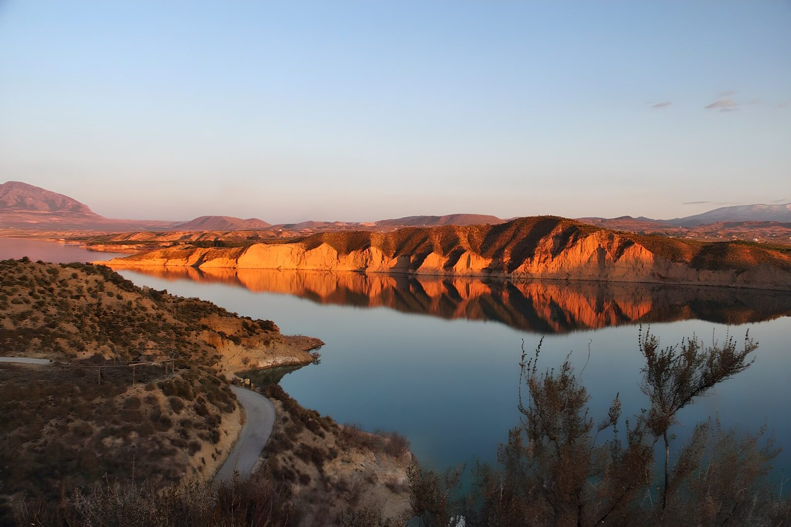 PDGIT6434696: Lago calmo e scogliere dorate