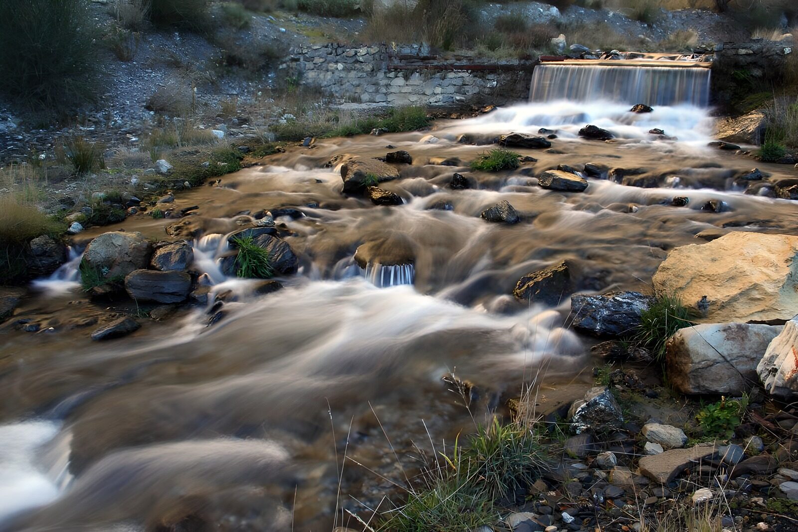 PDGIT4315552: Torrente e cascata tra rocce chiare