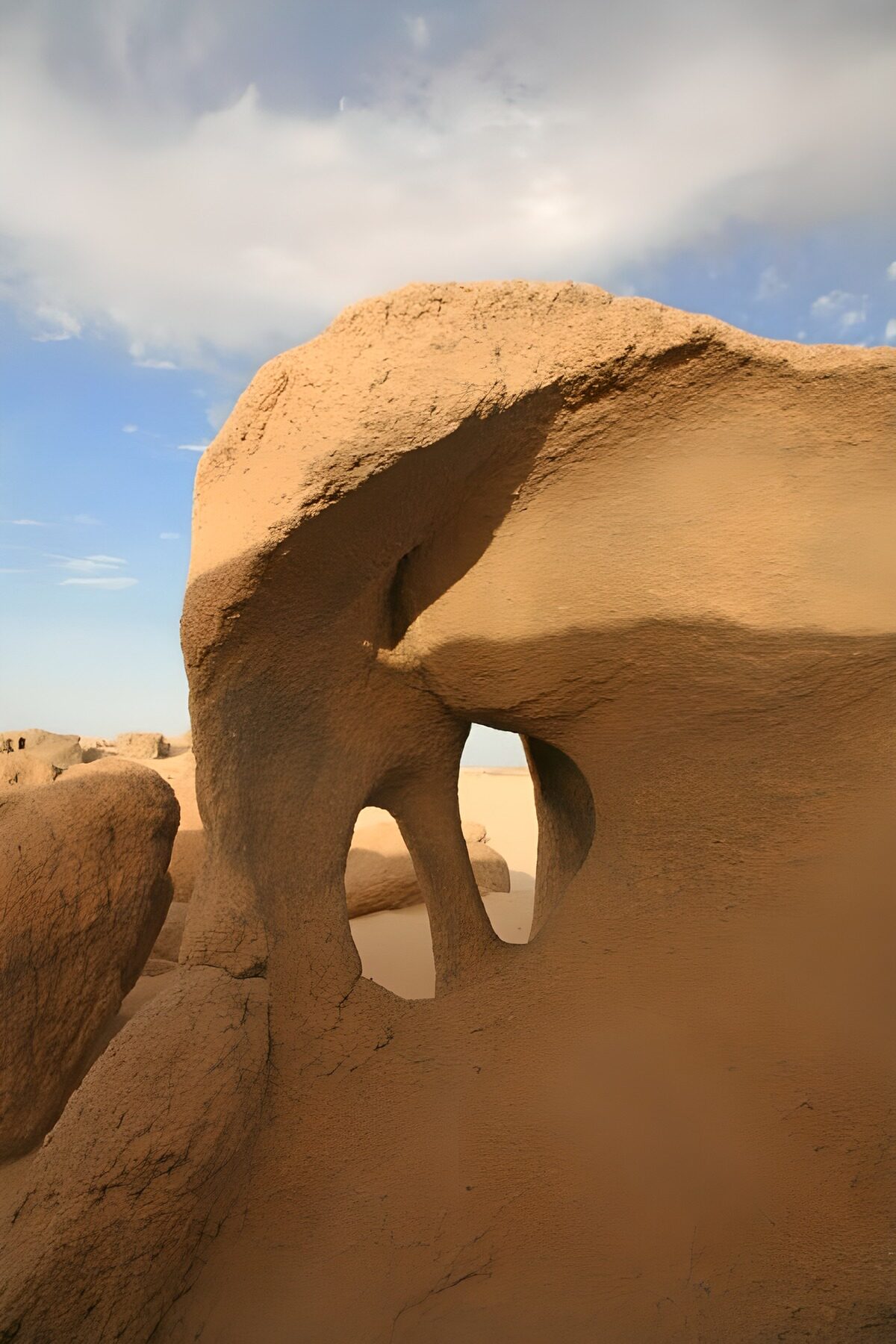Archi d’arenaria sotto le nuvole