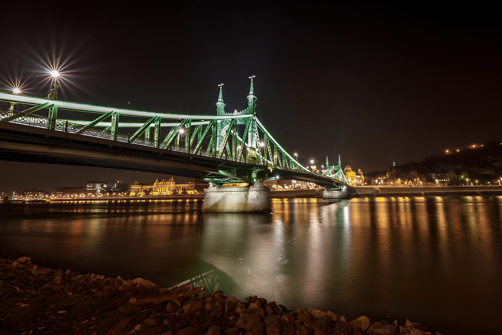 PDGIT7291804: Il Danubio sogna sotto il ponte verde